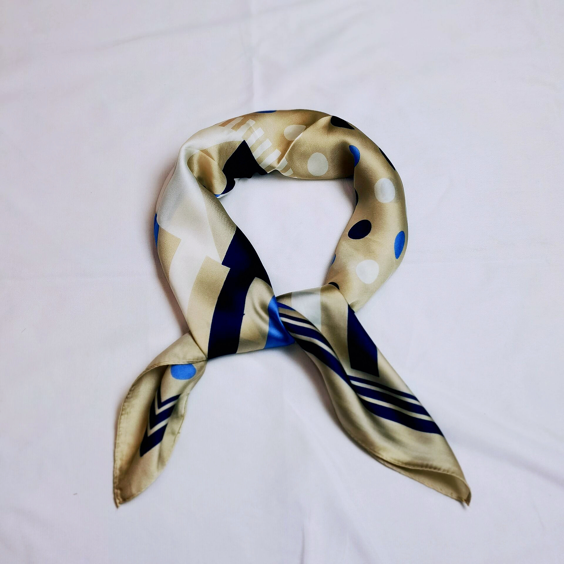 Silk-like square scarves with geometric patterns and a silk-like feel are selling well in Europe and America on Amazon Application Scenario