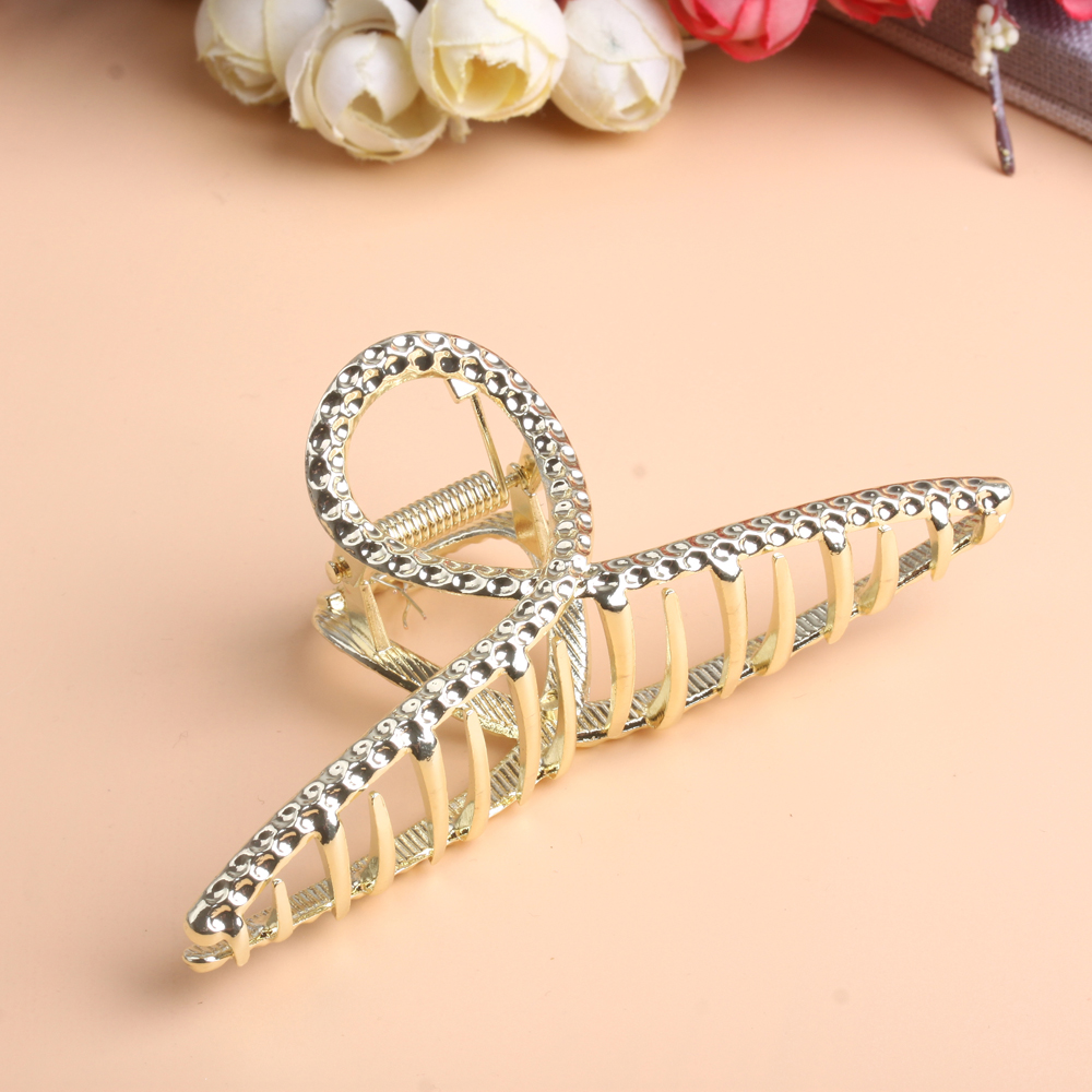 10-yuan store accessories, large metal back head gripper, popular hair clip, hair plate, shark clip, hair clip, headwear clip Application Scenario