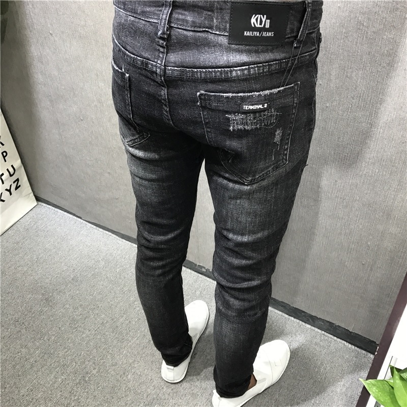 A trendy man in the autumn and winter season, with a new style of slimming, embroidered cat whiskers, black skinny jeans, a socially spirited young man, and a Kuaishou Internet celebrity Application Scenario