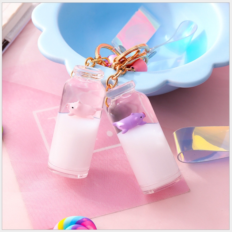 New milk pig bottle oil keychain floating pig sand pendant glass bottle surfing pig bag pendant Application Scenario