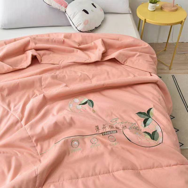 Summer solid color mint air conditioner quilt, summer cooling quilt, spring and autumn thin style washable, summer quilt core Application Scenario