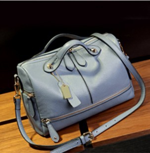 The 2021 new Boston women's handbag for autumn and winter in Europe and America, with a top layer, crossbody and single-shoulder pillow bag Application Scenario