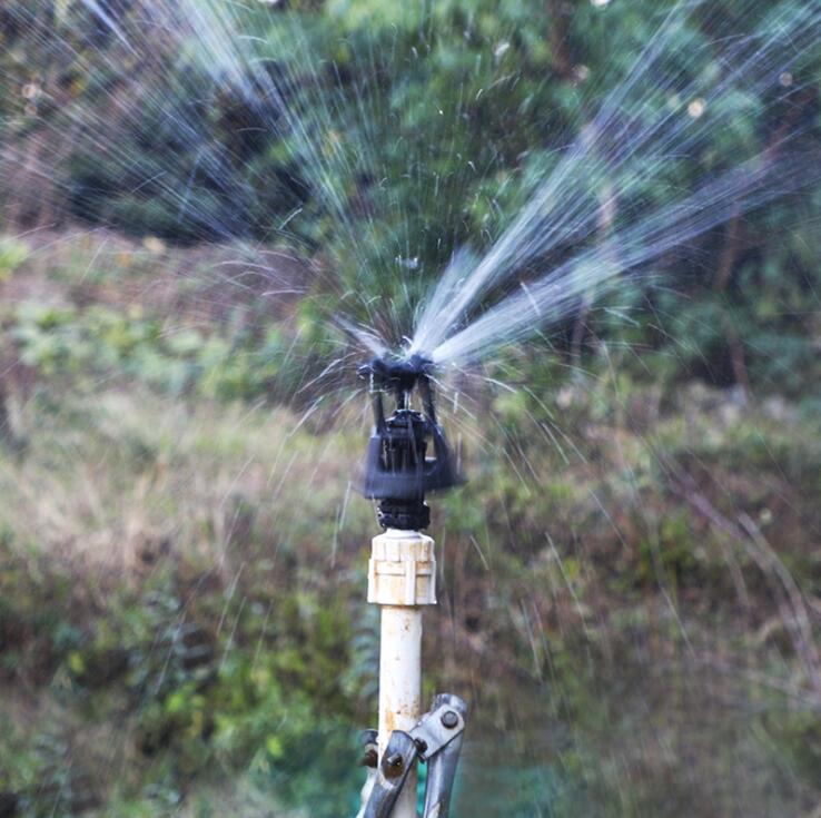 4-point European-style external rotary sprinkler garden irrigation system, garden sprinkler for dust suppression and cooling, lawn gardening full figure