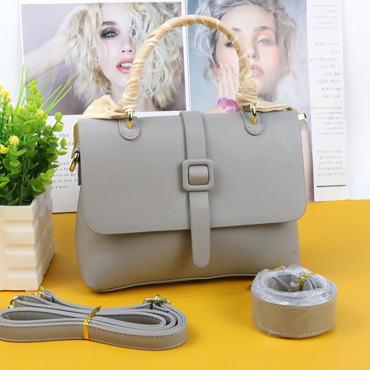 Yiding Bag Industry's trendy women's bag 6999 new Korean-style fashionable crossbody bag, single-shoulder soft leather simple hand-held small bag Application Scenario
