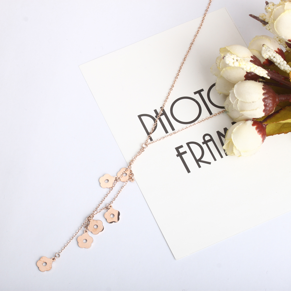 10-yuan store wholesale of long sweater chains, women's pendants, titanium steel necklaces, autumn and winter accessories, clothes and pendants Application Scenario