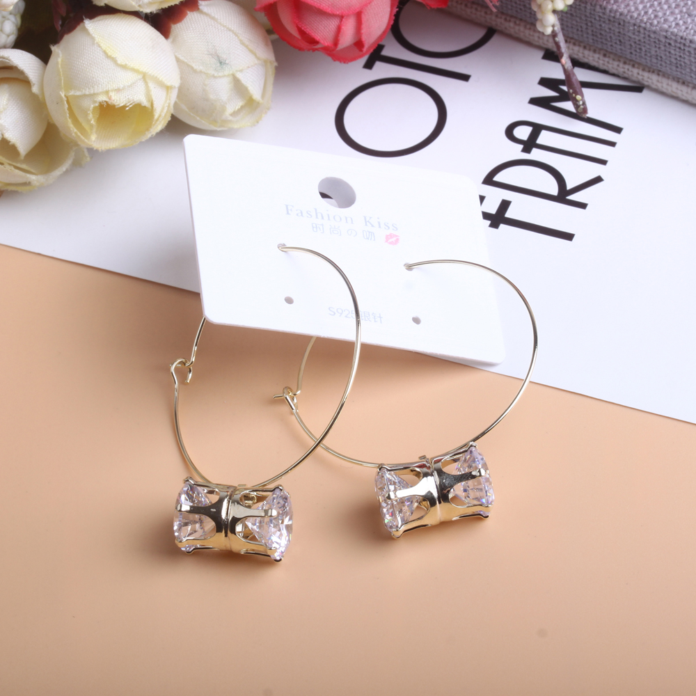 Wholesale of boutique accessories, diamond-encrusted heart-shaped pearl tassel earrings, trendy earrings, personalized s925 silver needle earrings for women Application Scenario