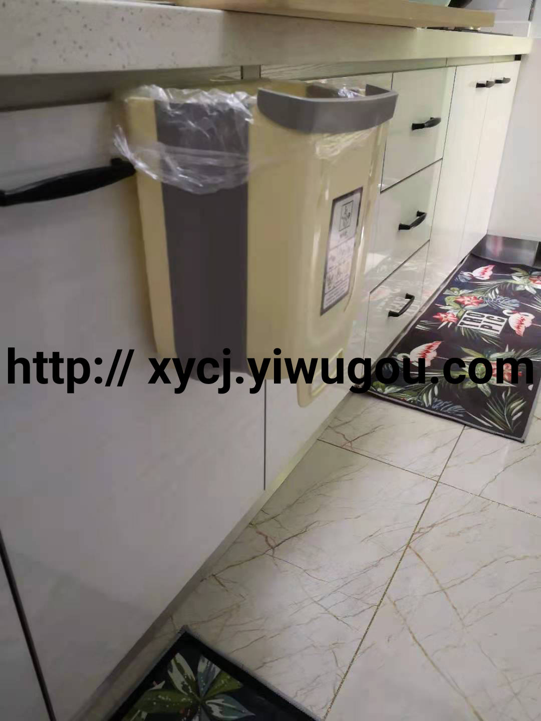 New wall-mounted folding trash can