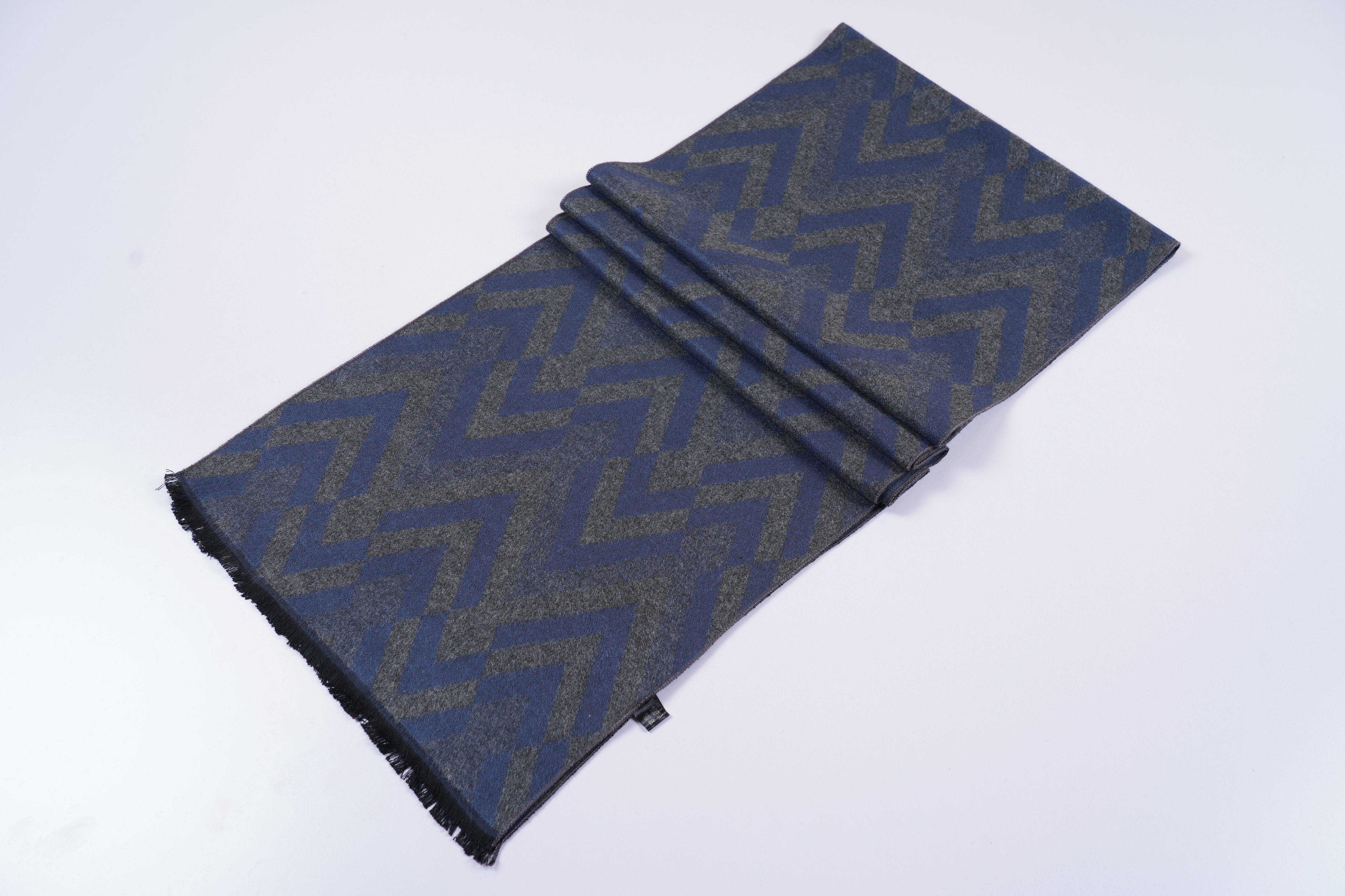 Fashionable and stylish men's scarves, new winter scarves, business men's cotton viscose scarves, thick scarves, exquisite gift boxes, faux cashmere scarves, new woven scarves, short whiskers