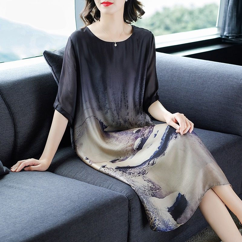 The new summer dress for middle-aged and elderly mothers in 2021 is a long, loose, large-sized, slimming and trendy ice dress details Picture