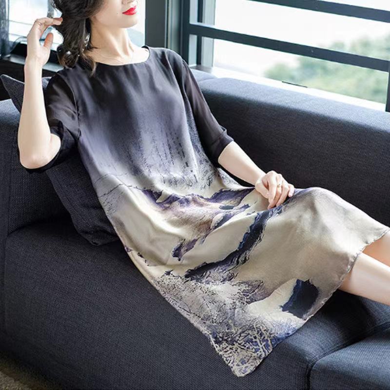 The new summer dress for middle-aged and elderly mothers in 2021 is a long, loose, large-sized, slimming and trendy ice dress Application Scenario