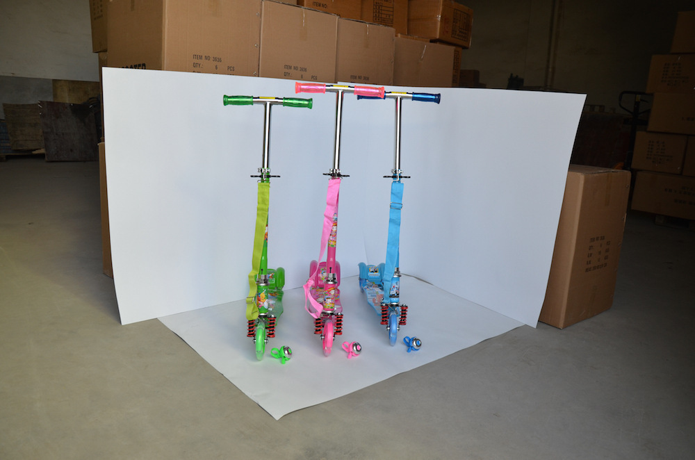 The manufacturer wholesals children's scooters, cola bottle scooters and iron scooters full figure