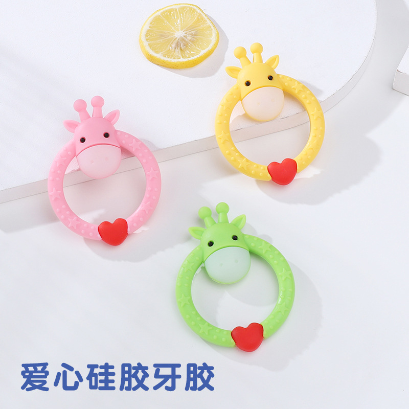 Customizable cartoon giraffe teething rings, soft and loving baby teething rings, three-color available silicone teething rings