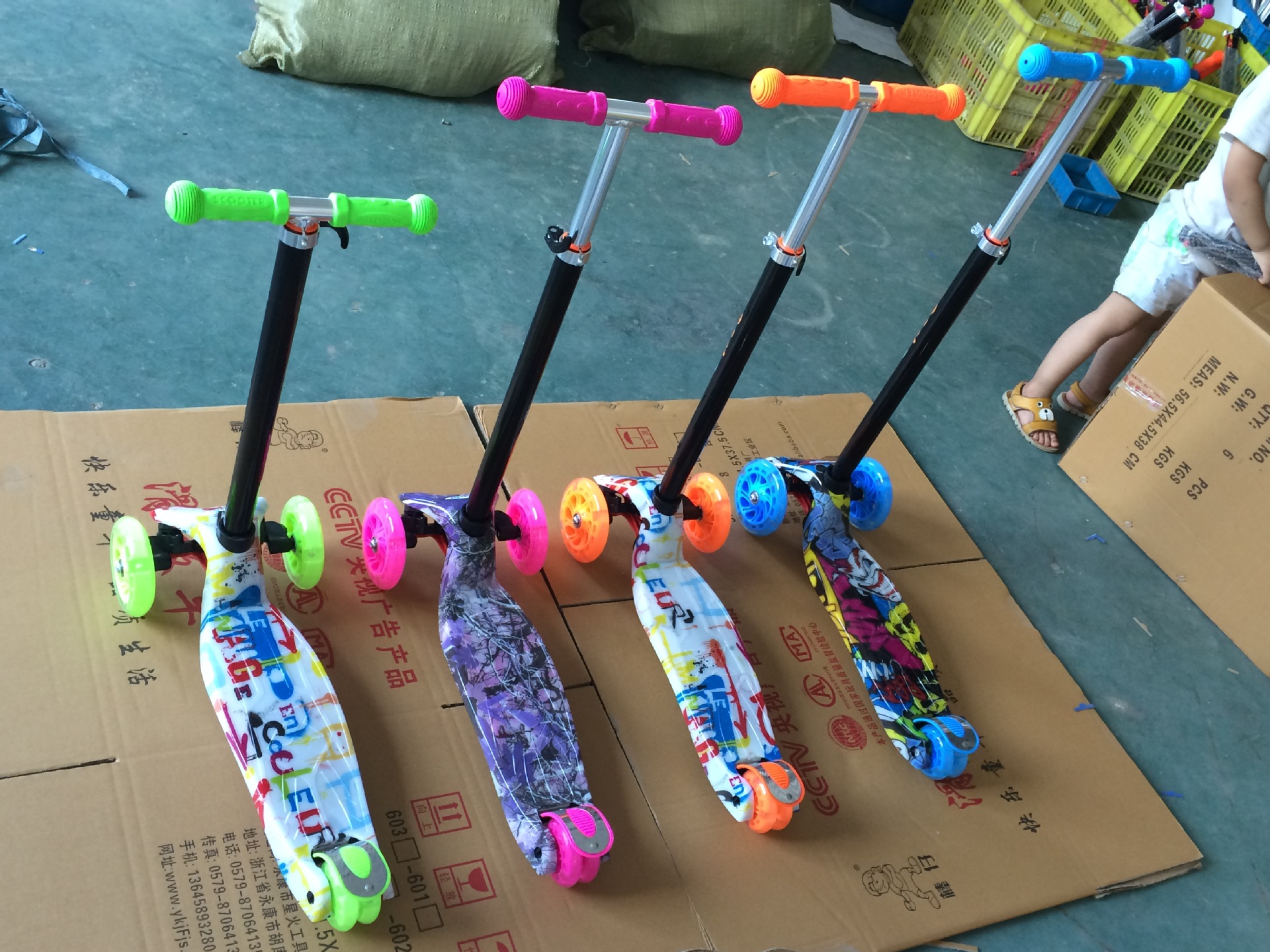 Foreign trade export graffiti rice four-wheel skateboard, children's skateboard, reinforced nylon pedal, luminous silent roller skate full figure