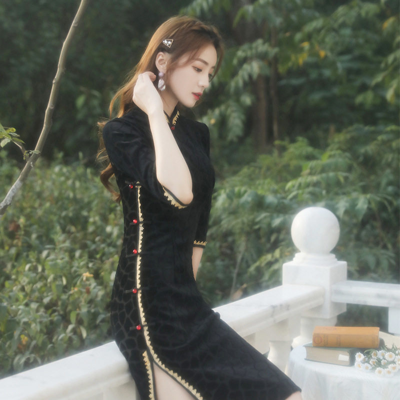 202 Autumn and winter new retro style improved qipao self-cultivation temperament runway show compound velvet Qipao dress young