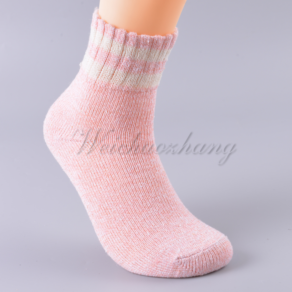 Simple knitted woolen color-blocked thickened warm socks, mid-calf cotton socks for women in autumn and winter, soft, anti-slip and breathable socks Item Picture