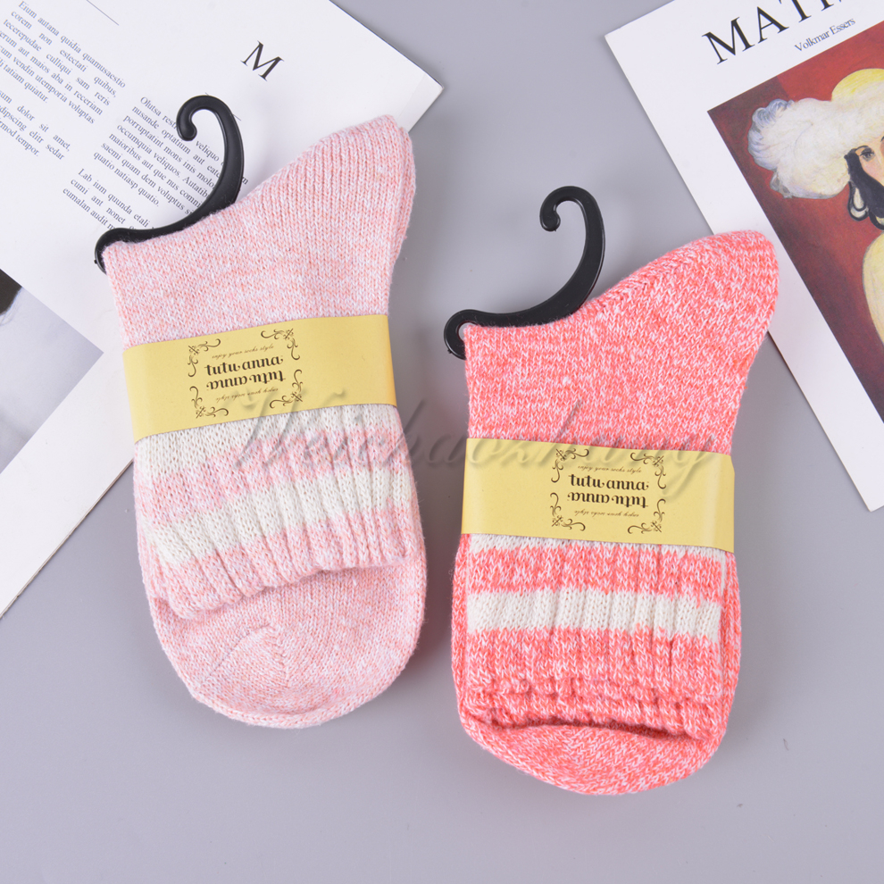 Simple knitted woolen color-blocked thickened warm socks, mid-calf cotton socks for women in autumn and winter, soft, anti-slip and breathable socks details Picture