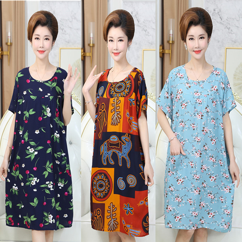 In stock, there are loose and comfortable artificial cotton and silk nightgowns with added weight and size. They are mom's dresses and cotton and silk nightgowns