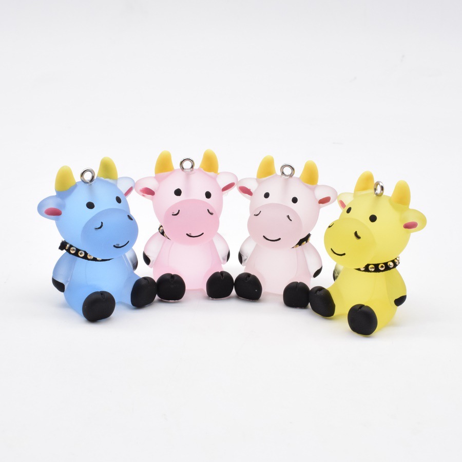 Cartoon crystal calf keychain pendant, cute new zodiac ox car key pendant, creative bag accessory Specification drawing