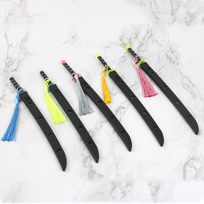 Factory direct sales of simulation weapons, colored plastic knives, stage props, knives, small store wholesale, street stall toys Application Scenario