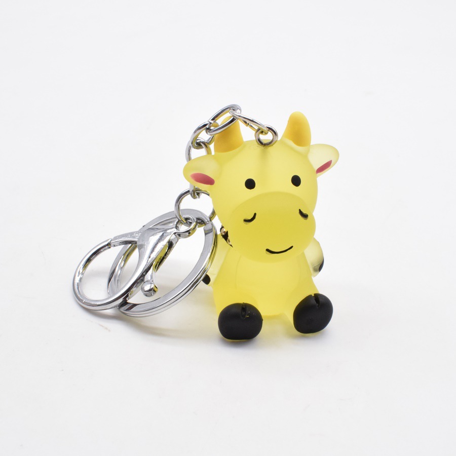 Cartoon crystal calf keychain pendant, cute new zodiac ox car key pendant, creative bag accessory Application Scenario