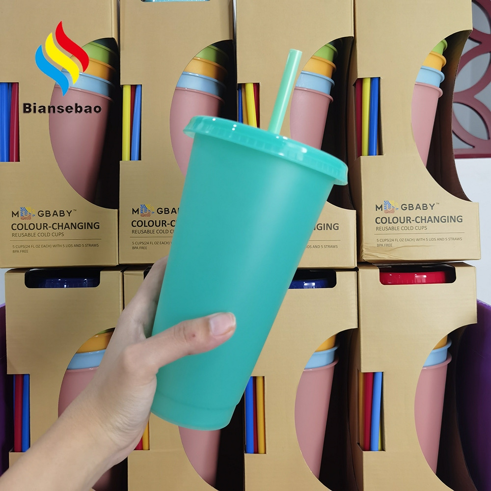 The manufacturer's color-changing straw cup features a color-changing pp temperature-sensing plastic cup and is a portable straw cup that can change color between hot and cold full figure