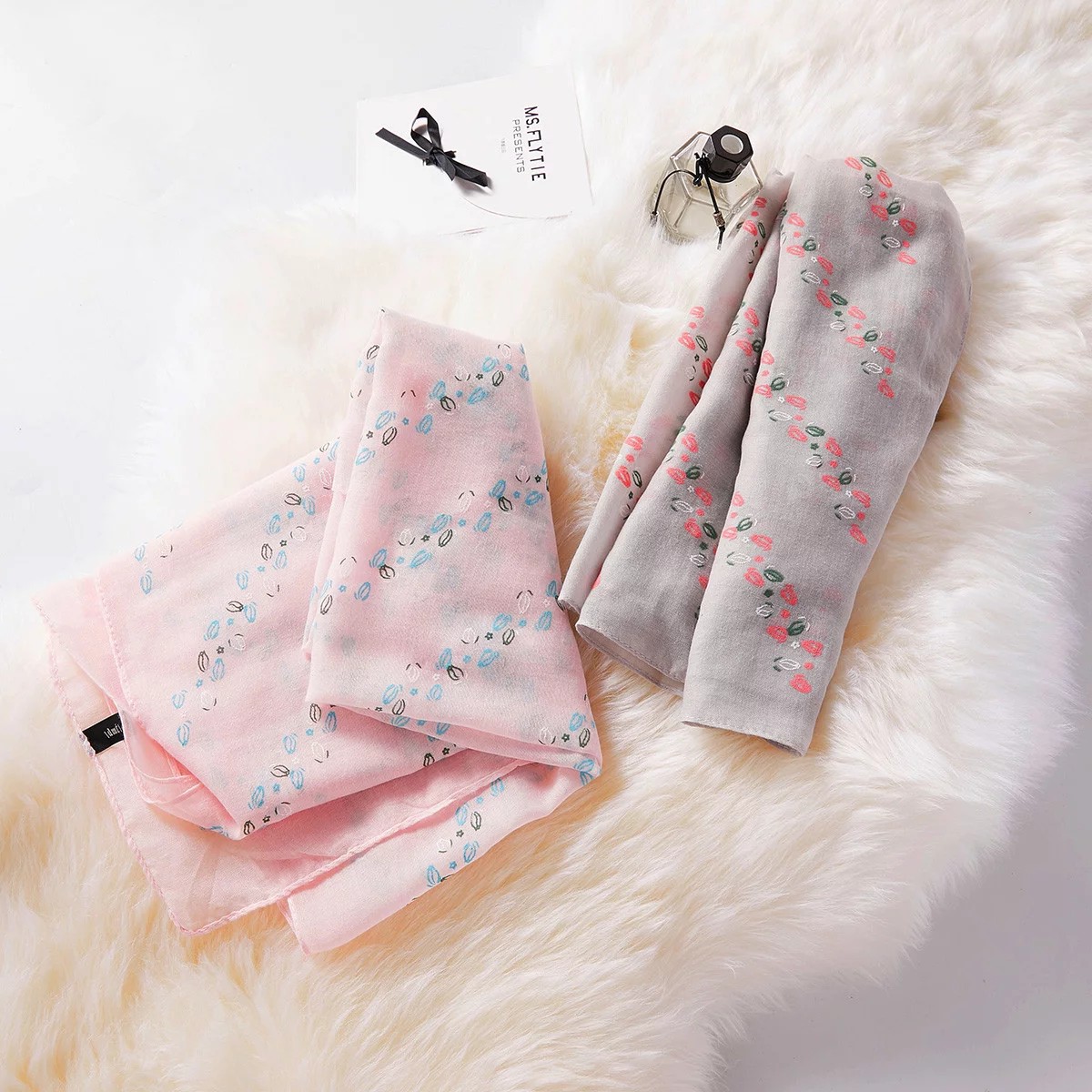 This 70*180 polyester-cotton foam printed fresh scarf is suitable for wearing during travel and taking photos in spring, autumn and winter