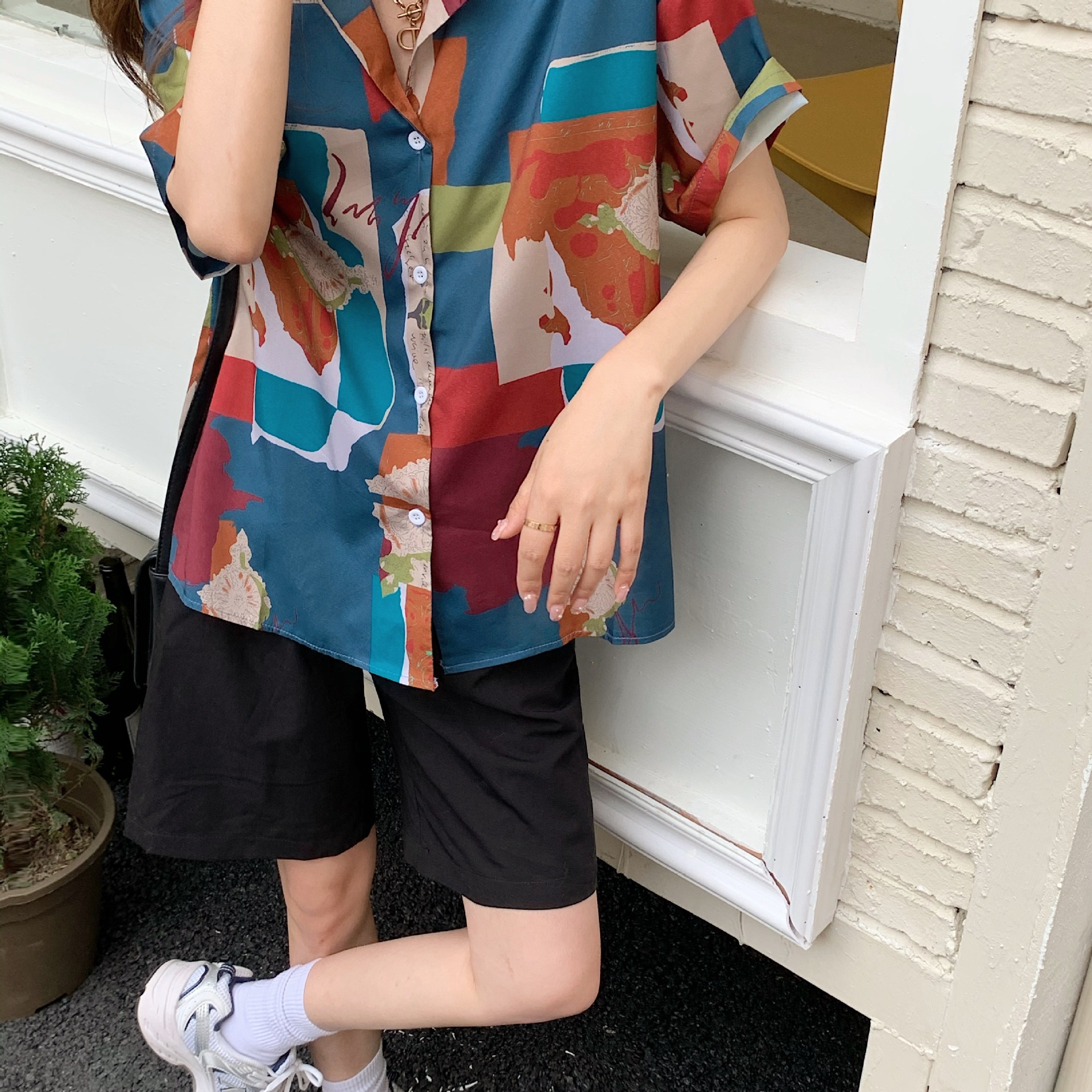 Summer new Korean vintage style, Hong Kong flavor, niche design, abstract geometric print shirt, women's loose short-sleeved top details Picture