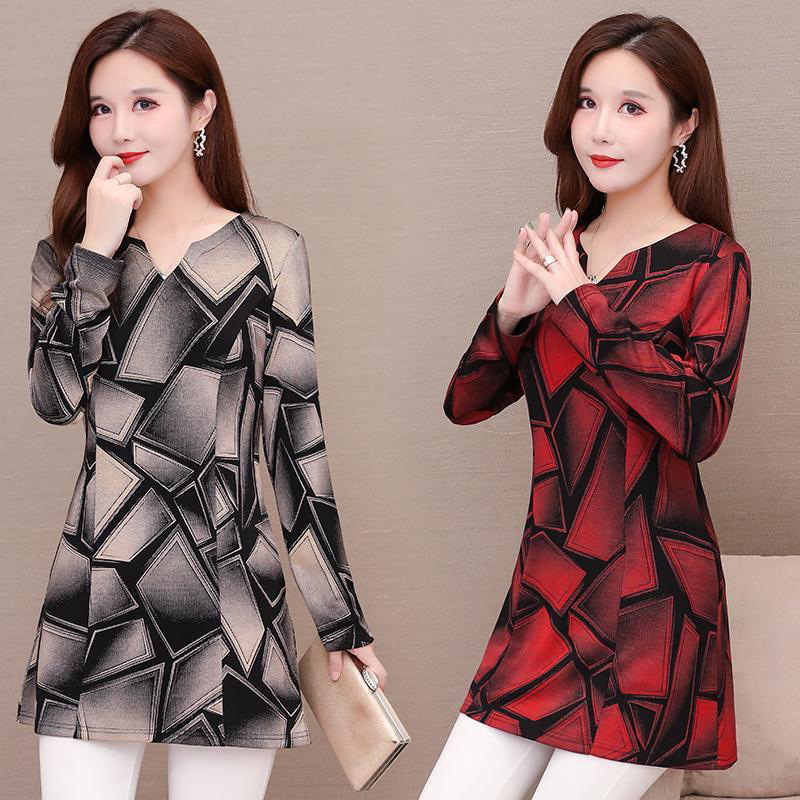 Mom's Autumn 2021 fashion Loose base shirt, a middle-aged lady's small shirt that makes you look slimmer, a mid-length long-sleeved top that covers the belly details Picture