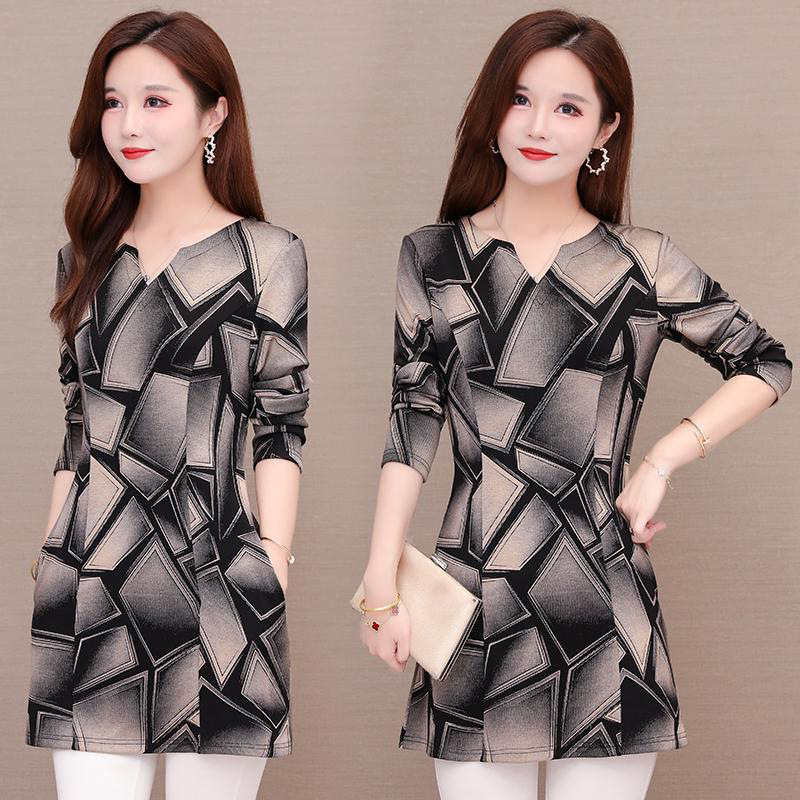 Mom's Autumn 2021 fashion Loose base shirt, a middle-aged lady's small shirt that makes you look slimmer, a mid-length long-sleeved top that covers the belly Application Scenario