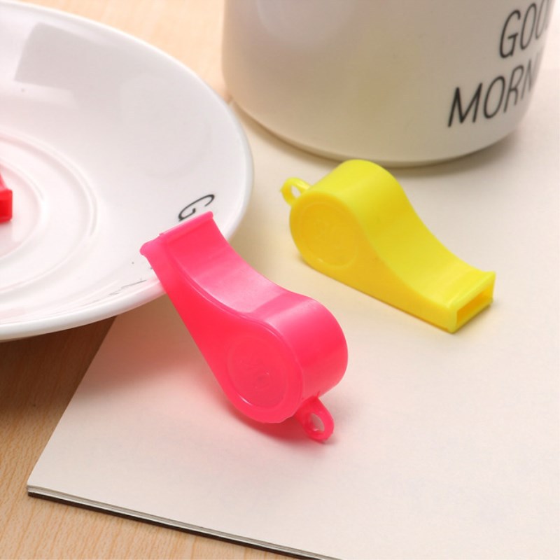 Sports goods, plastic whistles, children's toys, colorful cheering and encouragement, referee ok whistles. Good supply at the two-yuan store Application Scenario