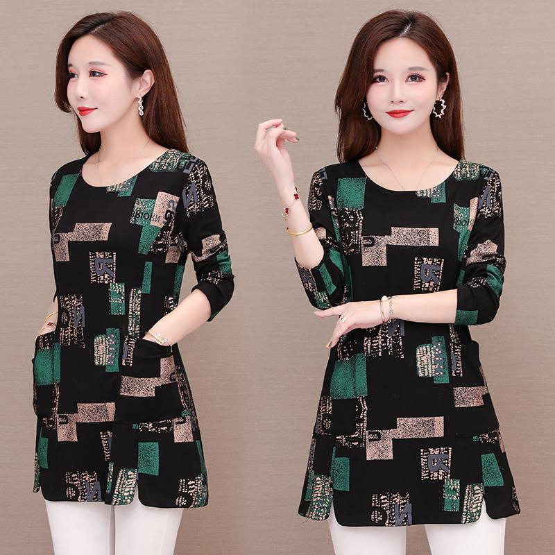 Printed base layer, mid-length women's 2021 autumn collection, slimming and fashionable, large-sized loose, belt-covering letter long-sleeved top Application Scenario