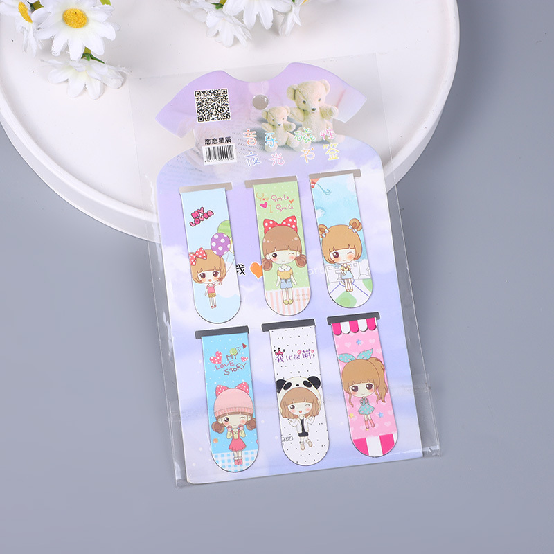 Factory wholesale of 6 sets of magnetic bookmarks, cartoon bookmarks, mini book holders and student stationery for 2 yuan Application Scenario