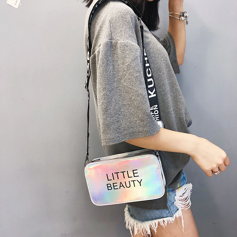 Venta al por mayor nuevo estilo coreano letras bolsa pequeña dazzle color radium bolsa de mujer ancho un hombro bolsa crossbody simple tendencia bolsa pequeña cuadrada Application Scenario