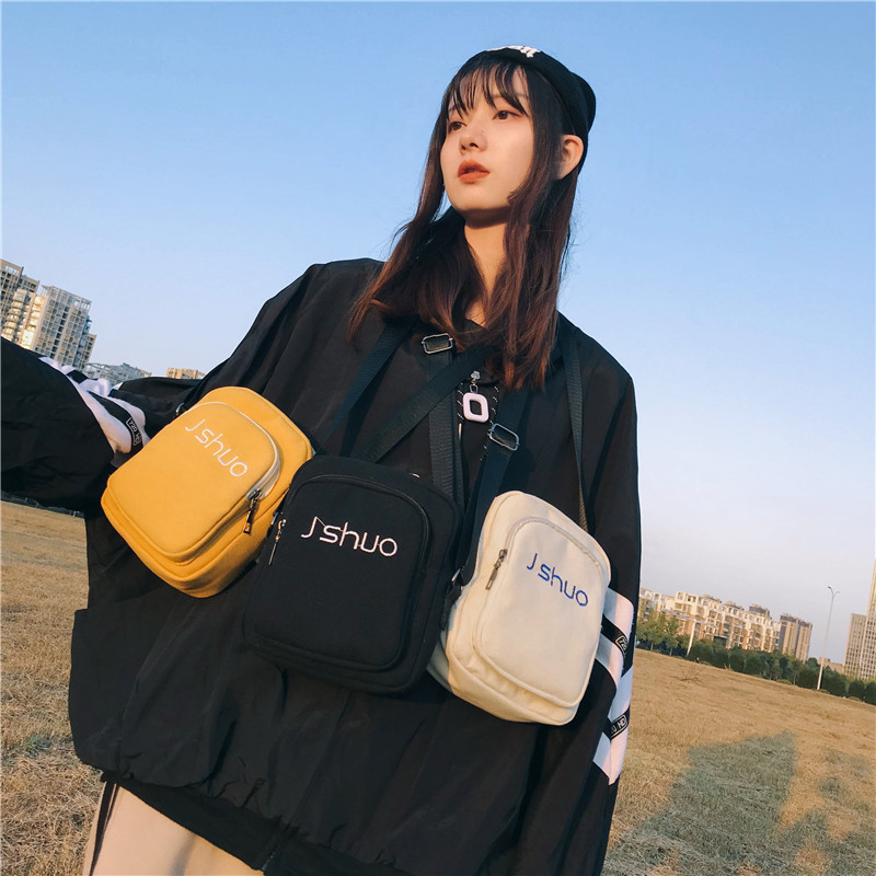 Wholesale of new canvas bags, simple lettered student single-shoulder crossbody bags, cool hip-hop mobile phone small square bags for girls Application Scenario