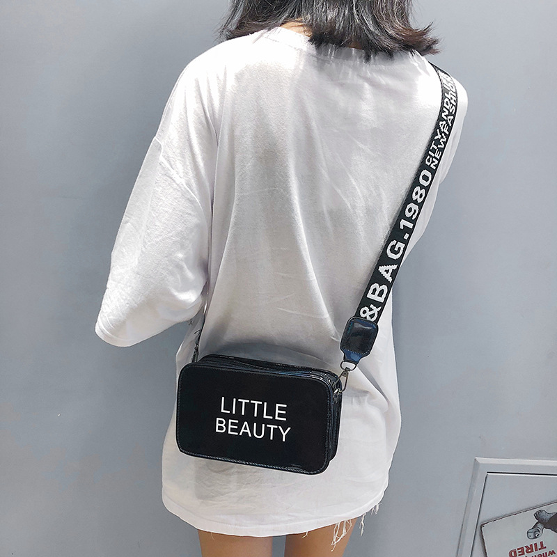Venta al por mayor nuevo estilo coreano letras bolsa pequeña dazzle color radium bolsa de mujer ancho un hombro bolsa crossbody simple tendencia bolsa pequeña cuadrada details Picture
