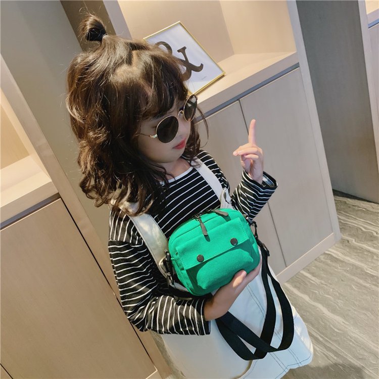 Wholesale 2020 new Korean version of solid color children's canvas shoulder bag fashion simple casual crossbody bag for boys and girls