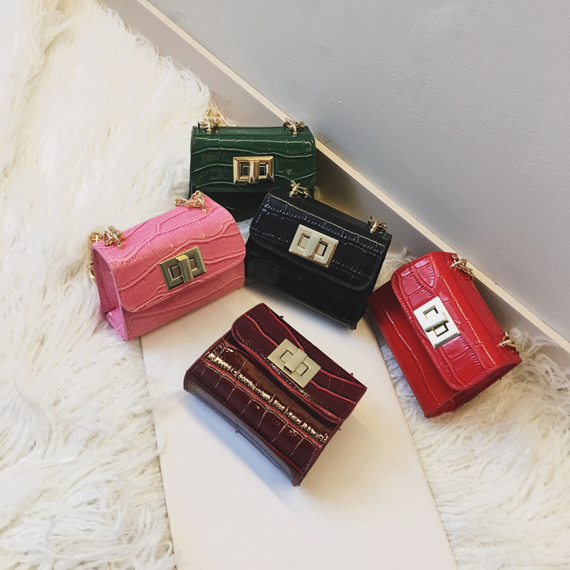Wholesale children's bags 2019 Korean version of the new snakeskin chain turn lock small square bag tide girls single shoulder oblique span bag