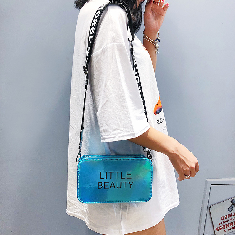 Venta al por mayor nuevo estilo coreano letras bolsa pequeña dazzle color radium bolsa de mujer ancho un hombro bolsa crossbody simple tendencia bolsa pequeña cuadrada Specification image