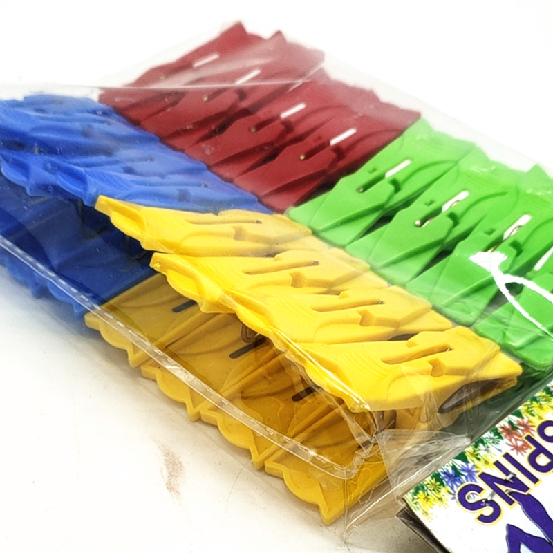Sunshine Department Store bagged colorful plastic clips, household clothes-drying clips, windproof 4-color mixed set, 16-piece solid color clips Application Scenario