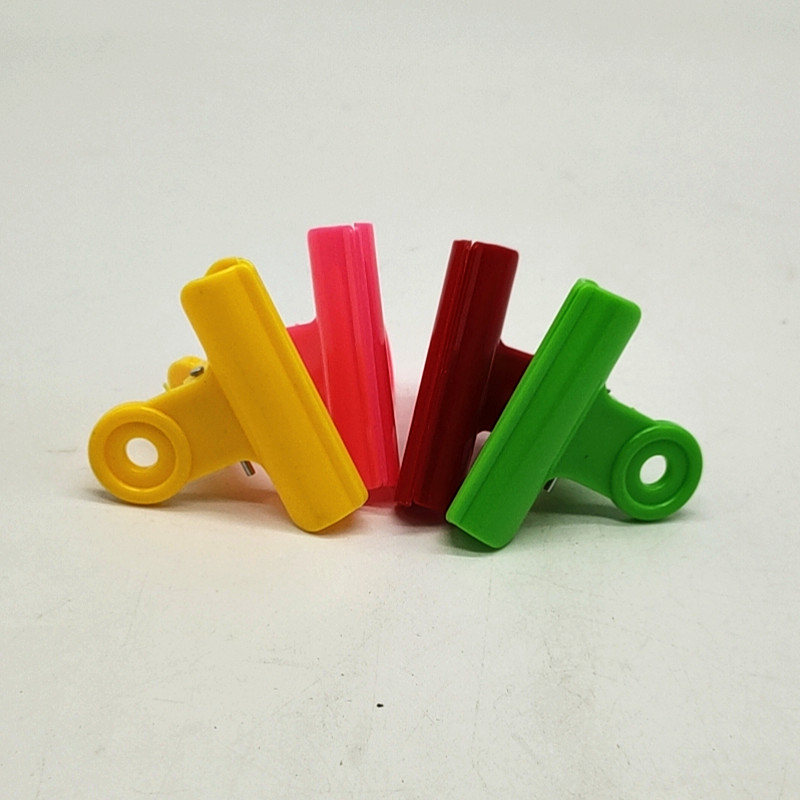 Sunshine Department Store color clothes tongs, 4-color tongs, clothes drying tongs, food sealing tongs, moisture-proof food tongs, solid color tongs Item Picture