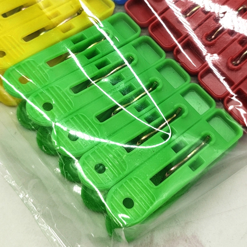Sunshine Department Store bagged colorful plastic clips, household clothes-drying clips, windproof 4-color mixed set, 20 pieces solid color clips Application Scenario