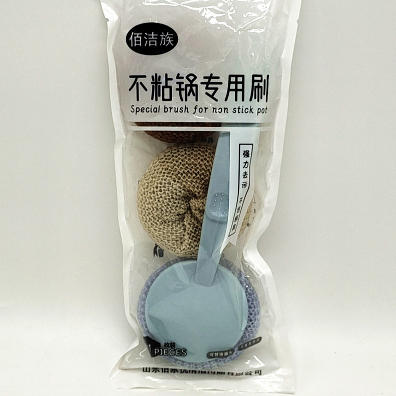 Sunshine Department Store Bamboo Fiber long-handled pot brush can be hung for cleaning. It has two cleaning heads and won't stick to the pot or hurt your hands