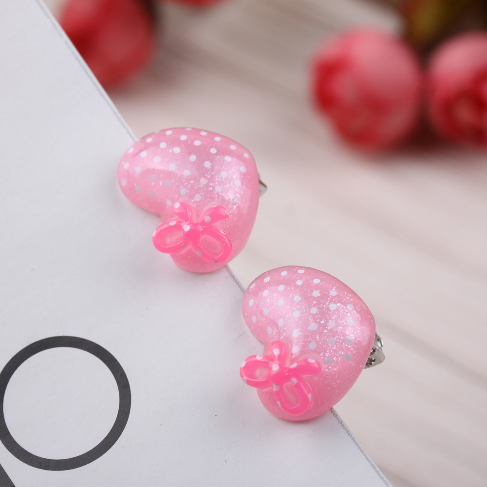 Yiwu jewelry wholesale children's earrings, ear clips, no ear holes, princess little girls, cute flowers, anti-pain ear studs Application Scenario