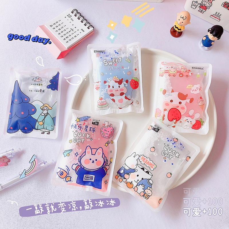 Students reuse ice packs for summer cooling. Tap the ice bags. Musicians squeeze the ice. Cartoon and cute. The ice packs are cool Application Scenario