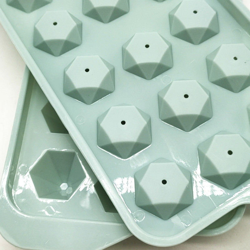 Sunshine Department Store ice mold 18 compartments Creative diamond mold Home storage ice box ice maker Ice box with lid Application Scenario