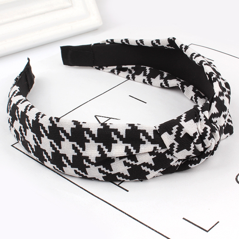 Korean fabric knotted hair bands, wide-edge chiffon checkered hair accessories, cute women's headbands and hair bands, best-selling wholesale Application Scenario