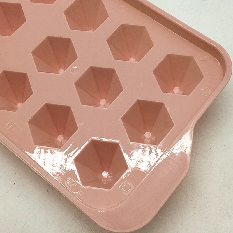 Sunshine Department Store ice mold 18 compartments Creative diamond mold Home storage ice box ice maker Ice box with lid Application Scenario