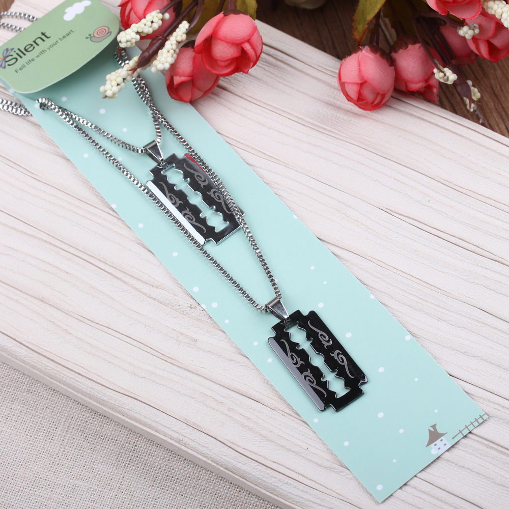 Couple necklaces, trendy women's sweater chains, boutique accessories wholesale Application Scenario