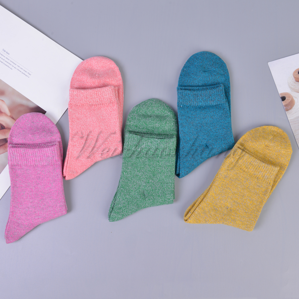 Combed cotton mid-calf fashionable and high-quality women's socks for autumn and winter come in a variety of colors and styles. Warm mid-calf socks for autumn and winter