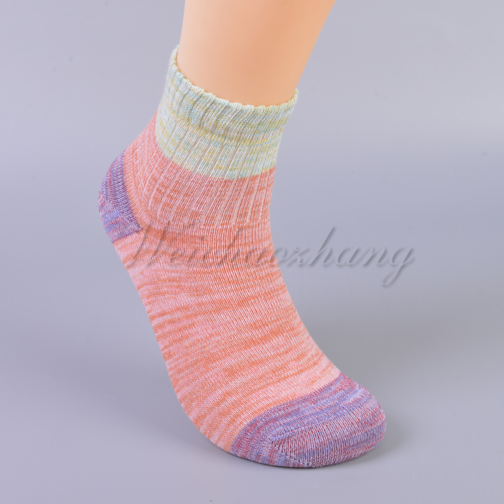 Combed cotton mid-calf fashionable and high-quality women's socks for autumn and winter come in a variety of colors and styles. Warm mid-calf socks for autumn and winter Item Picture